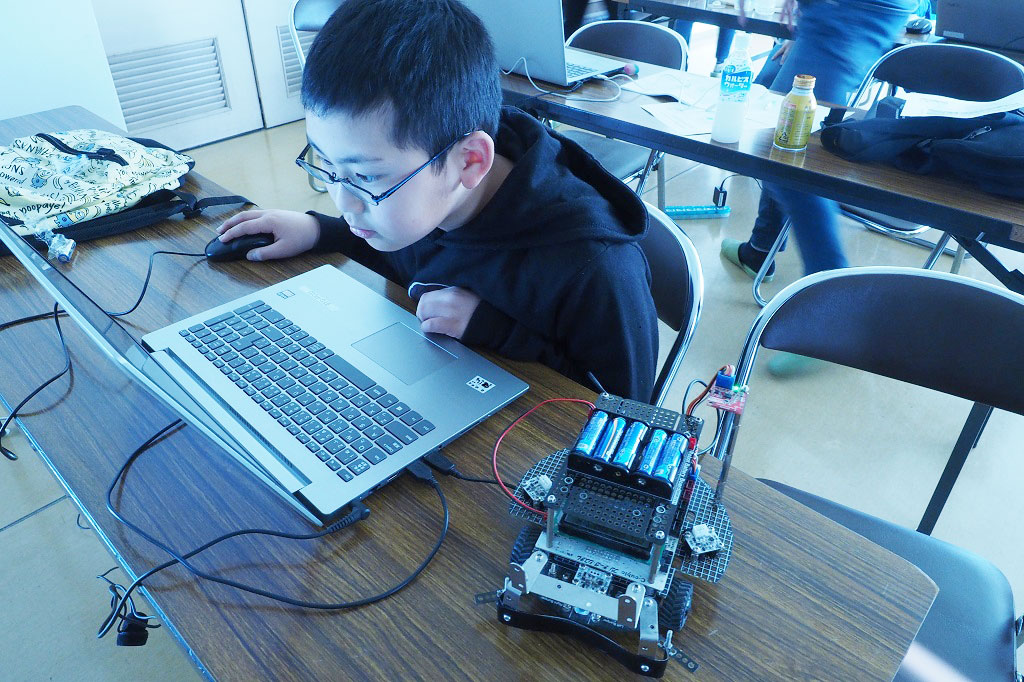 ロボットプログラミングに取り組む児童